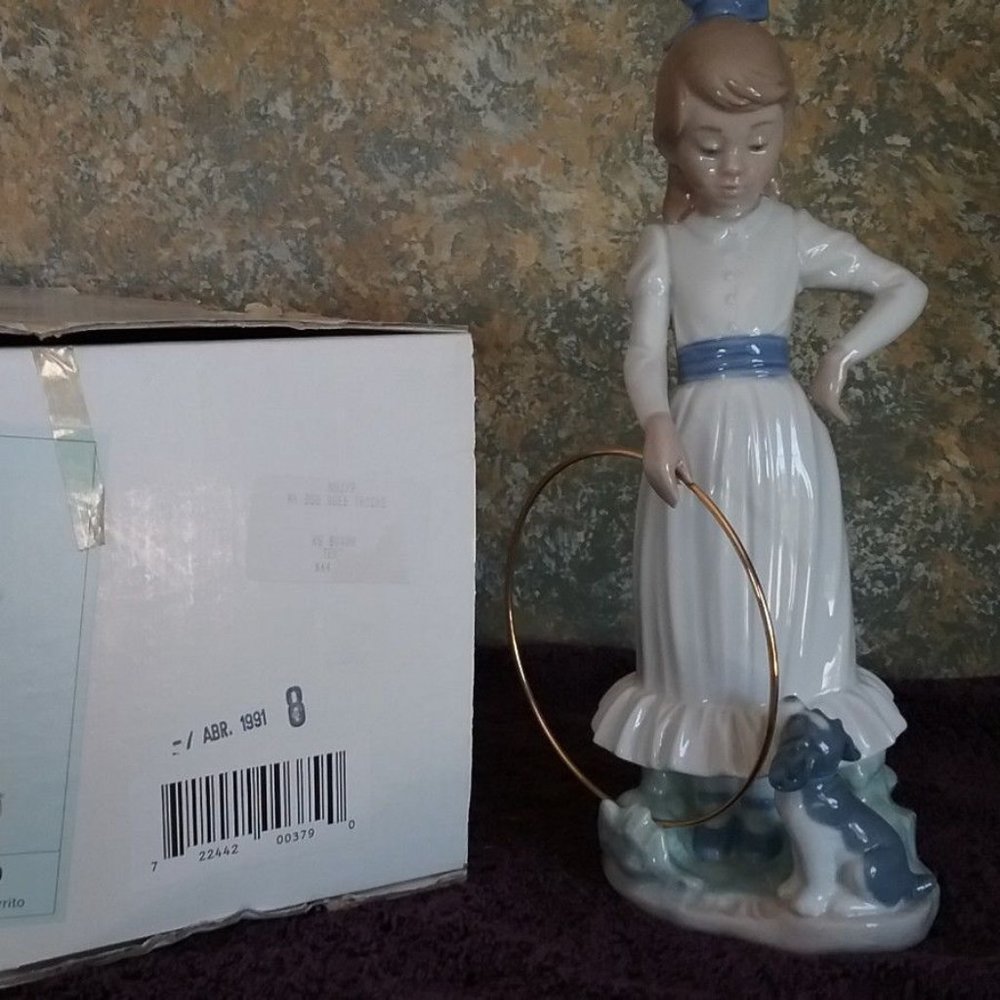 LLADRO (NAO) - GIRL W/ PUPPY AND HOOP - NO. 379 W/